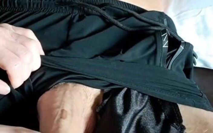 SkinnyWithAHugeDick: Její malé ruce mě přiměje přejít od měkkých k obrovským,...