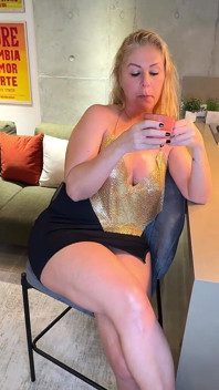 Blond milf z wielkim ciałem rucha swojego współpracownika z Ogromnym kutasem w swoim mieszkaniu