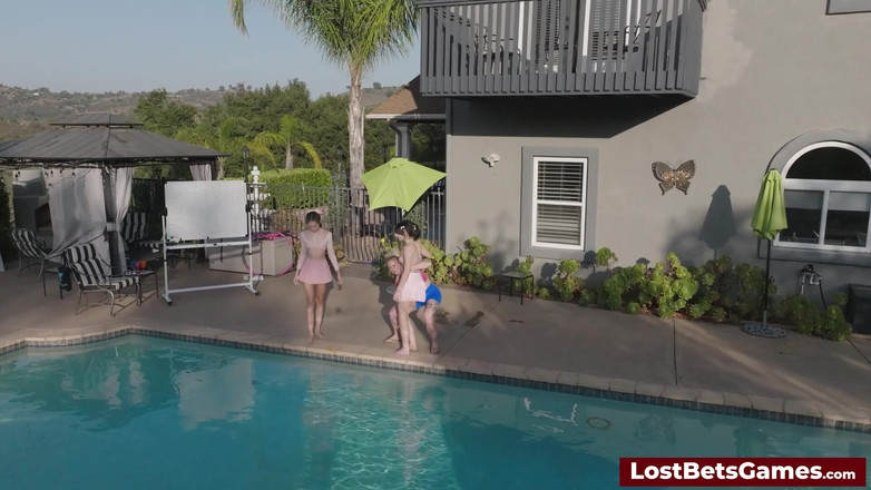 Lost Bets Games: Lagu kebangsaan di pertunjukan striptis liar bareng cowok-cowok sange ini!