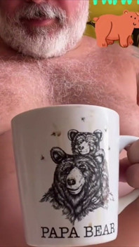 Pohledný starší tlustý muž má roztomilý baculatý zadek
