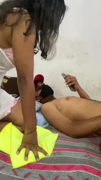 India traviesa tetona entra en la habitación de Devar y se la follan