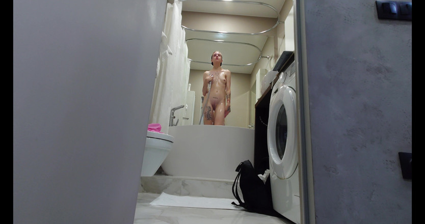 Milfs and Teens: Bylo dobré skrýt kameru v koupelně a sledovat moji přítelkyni