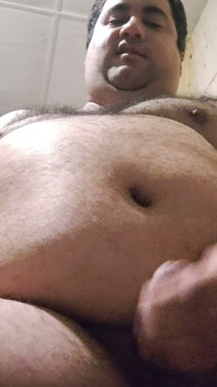 Das fette Schwein kann nicht aufhören zu mästen und zu kauen