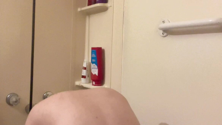 sweethanajapanese: Hana se lava el pelo en la bañera con tan...