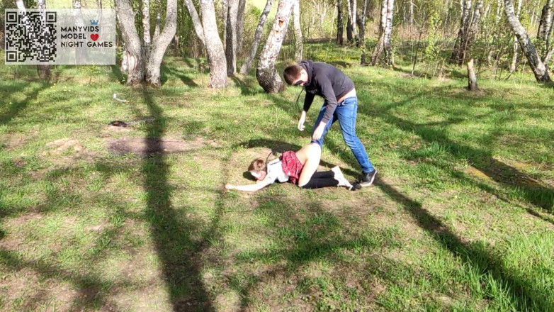 Night Games: Uma caminhada na floresta terminou em sexo duro