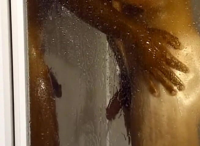 Bareback TV: Une bite noire le perce au fond de la douche