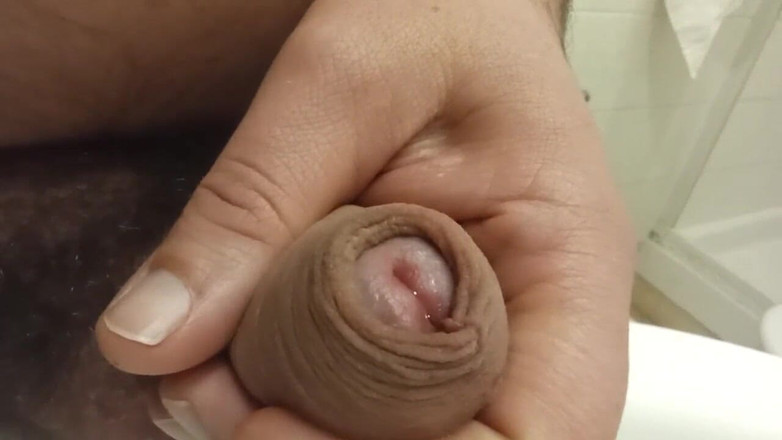 Kinky Guy: 아침 스트론 오줌과 포피 놀이. 익스트림 클로즈업.