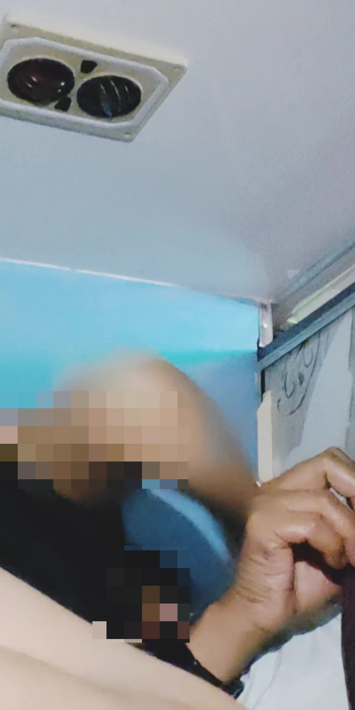 Divyaraj99: En flicka från bussen