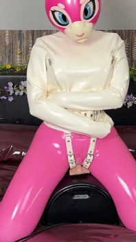 Osterhase reitet auf dem Sybian