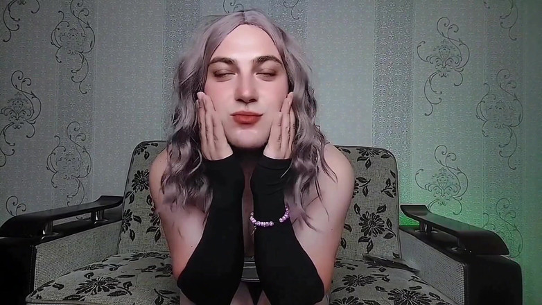 Kitty_Cross: Sissy hấp dẫn mỉm cười ngây thơ nhưng hành động rất...