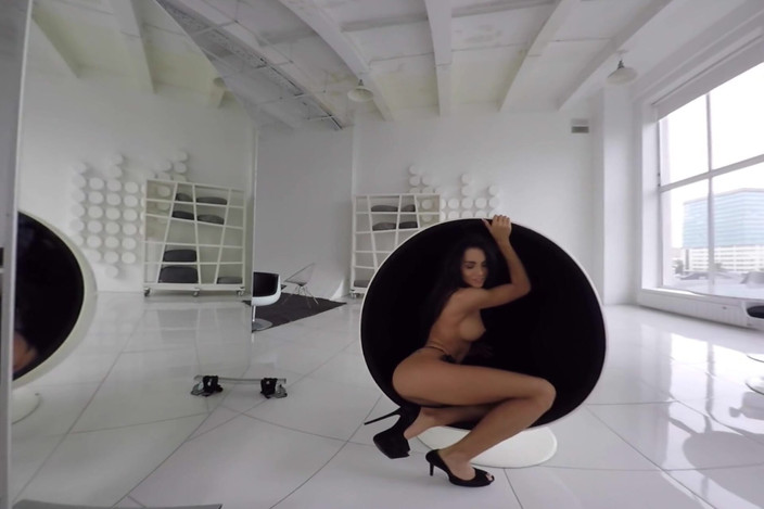 StasyQVR: フィットタトゥーブルネットセクシーストリップショー