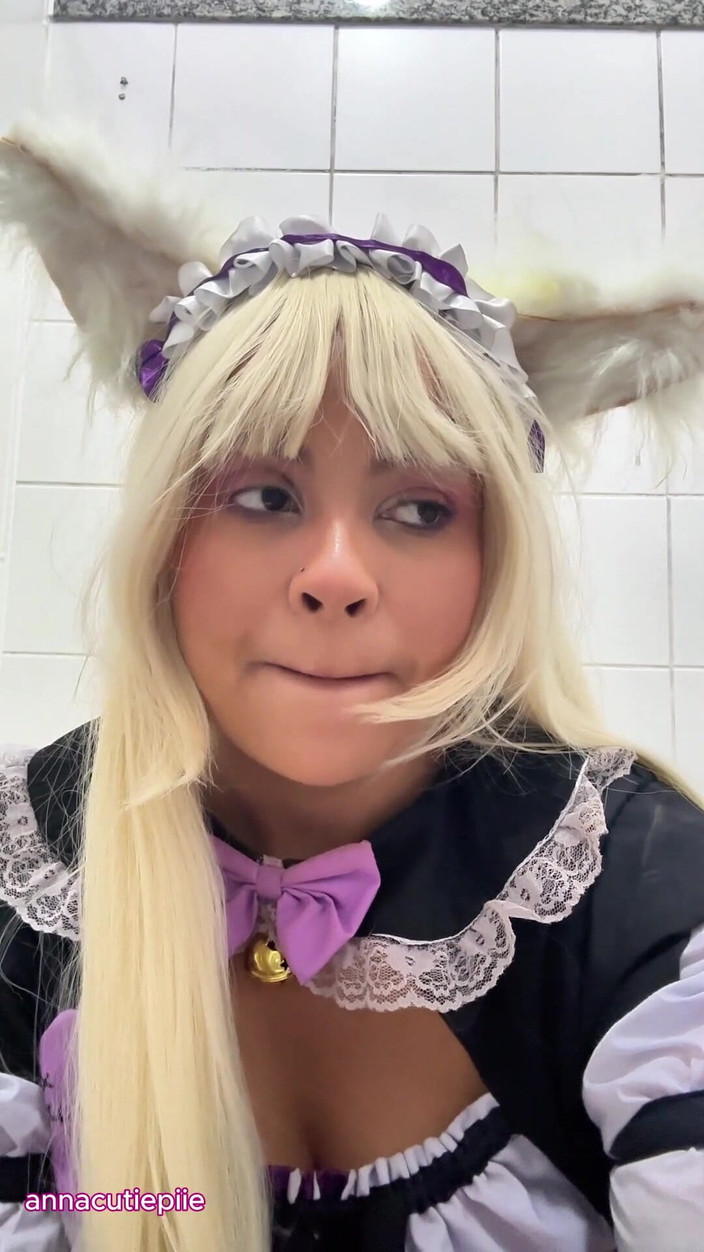 Anna Cutiepiie: Public Toilet Farts at Cosplay Con - Gassy BBW in Cosplay