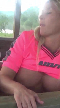 Peituda selvagem loira Jarushka Ross conhece tripulação turística por acaso e fode no lago