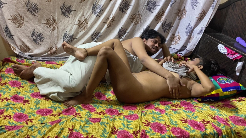 18 year old Indian: Справжня 18-річна індійська тінка романтично брудно розмовляє і займається сексом