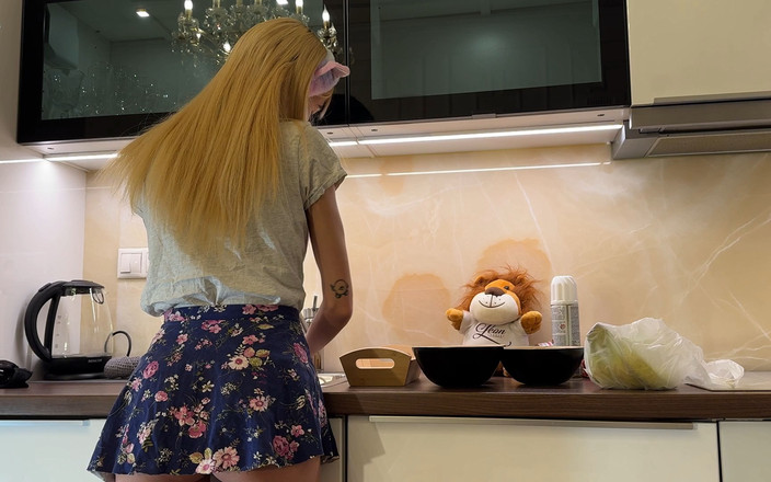Short Skirt TV: Pembimbing sorak kolej blonde panas di rumah dalam skirt mini...
