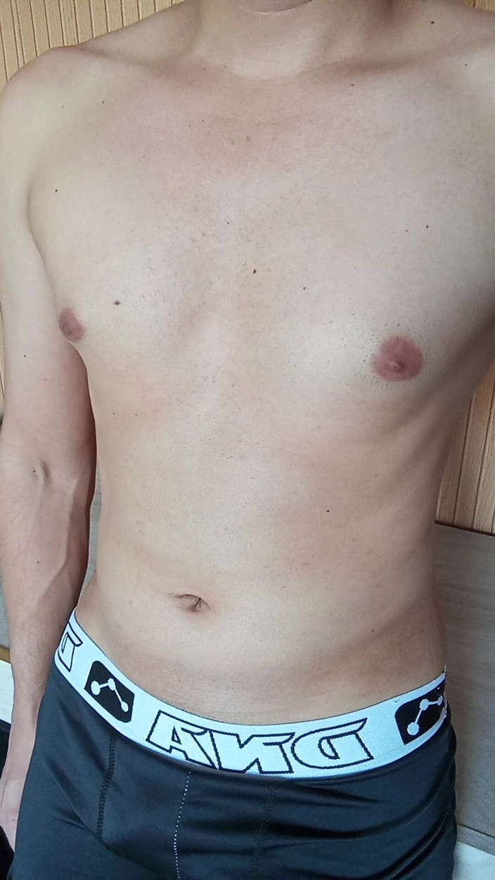 Ray Oliver: Garoto branco mostra peitos