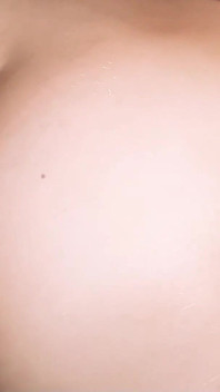 스파에서 남자를 유혹하고 쪼이는 보지에 따먹히는 마른 아시아 십대 Rin Aoki