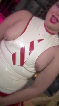 穿孔黑发小妞喜欢在 Sybian 上自慰