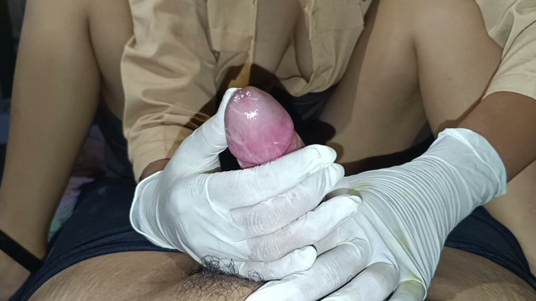 Soematra Couple: La mia sorellastra sta imparando a lavorare a maglia una...