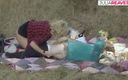 Retro Schlampen: Милфа-блондинка сосет и скачет на огромном члене во время пикника