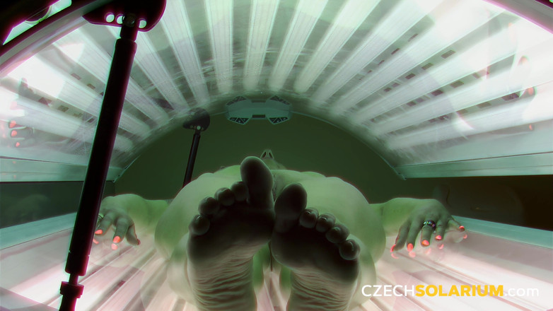 Czech Solarium: Czech Solarium 137: Silikonowy MILF obnaża wszystko w solarium