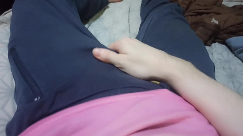 Pasha: Un tip în pantaloni îi mângâie pula