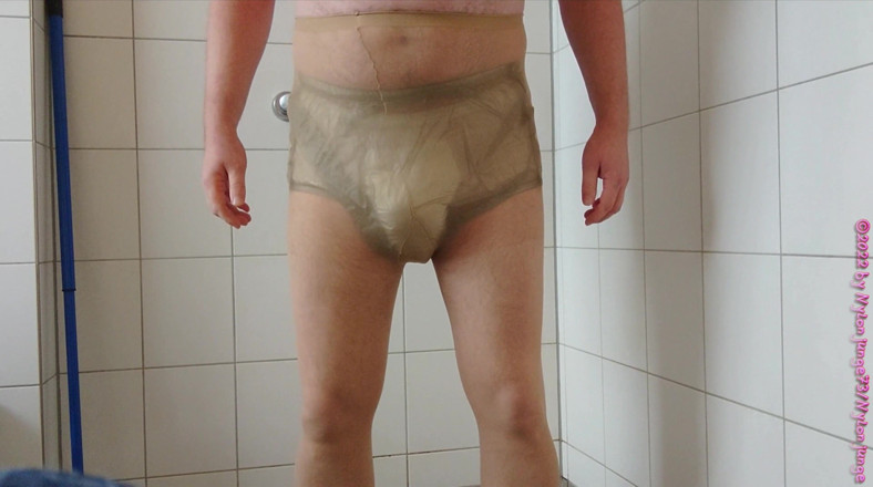 Carmen_Nylonjunge: Nylonjunge Incontinence Test 1