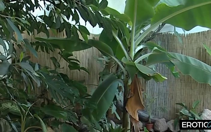 Watch Dirty Movies: Ehefrau geht allein im urlaub und hat heißen sex mit...