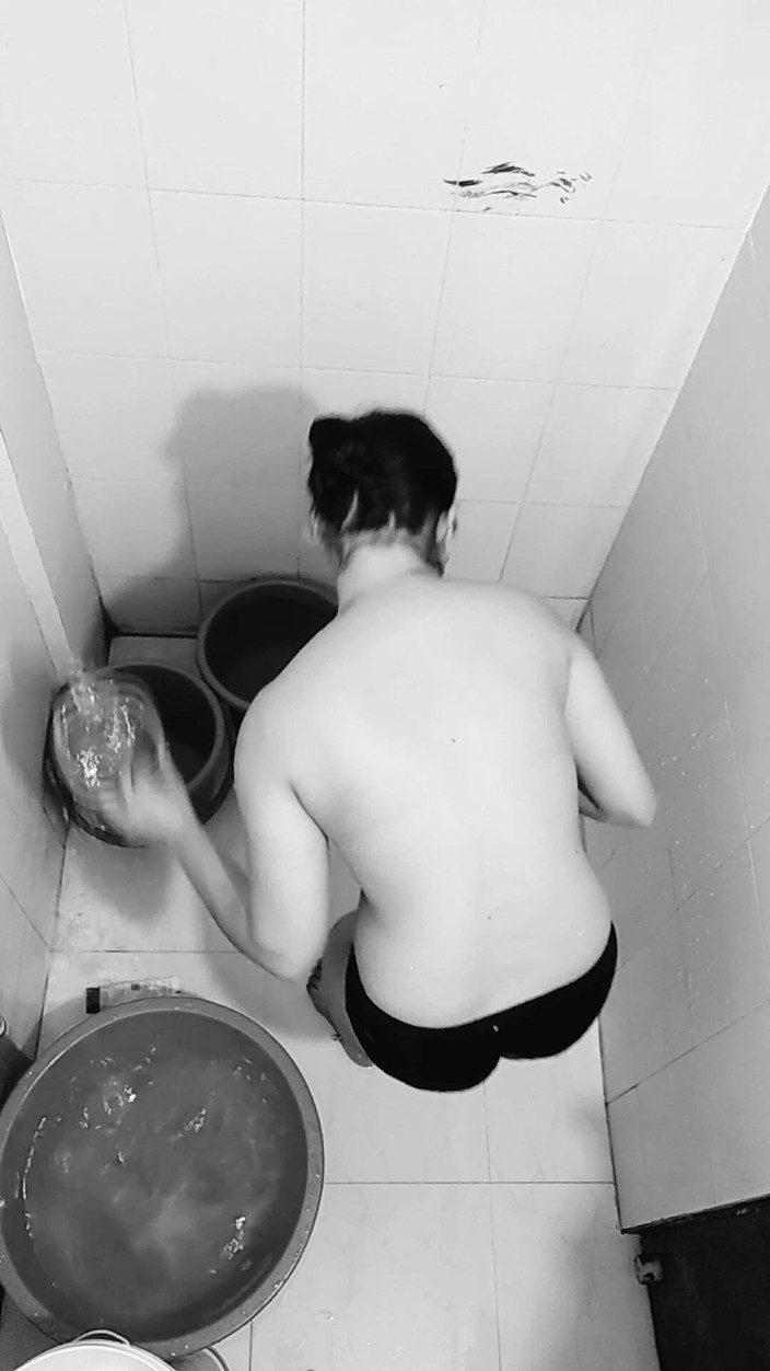 Khushboobhabi: 화장실에서 목욕하는 인도 바비