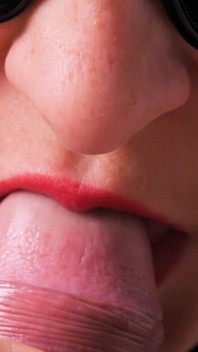 555 Nahaufnahme eines Blowjobs. Freche zunge und schwanz.