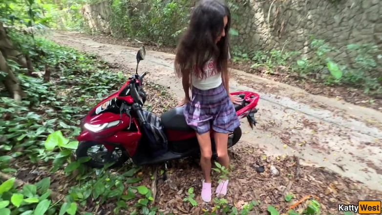 Katty West: Cowok ini bawa adik tirinya ke rumah bekas untuk ngentot