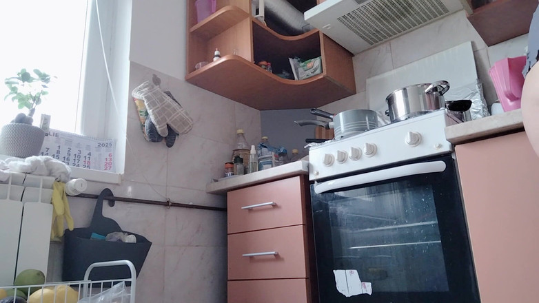 Mirsur: Sexy naakte latina in de keuken met harig milf haar,...