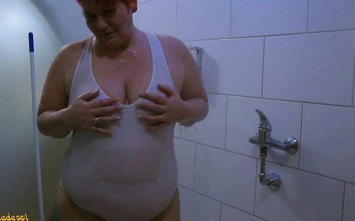 Anna Devot and Friends: Annadevot - transparent baddräkt under dusch