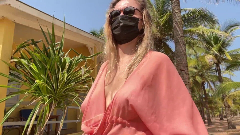 Batty Lux: Grote blonde loopt en toont naakt lichaam op het strand