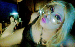 Krissy Sweets: La sexy travestita Krissy Sweets in lingerie e tacchi alti...