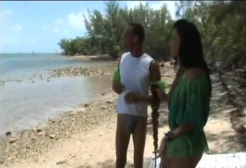 Angelina Castro: Latina MILF Angelina Castro uwielbia kutasa na plaży !!