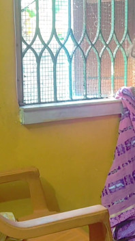 Bhabhi estava assistindo a rua fora perto da janela. Eu fui por trás e a fodi.