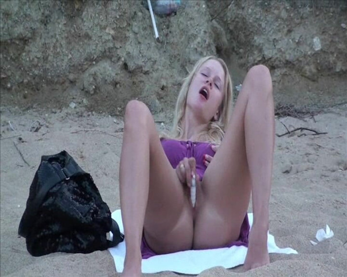 Blondehexe: Blonde Teen Does It Herself on the Beach