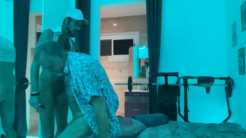 Mozzbear: Mon beau-père et moi avons du bon sexe.