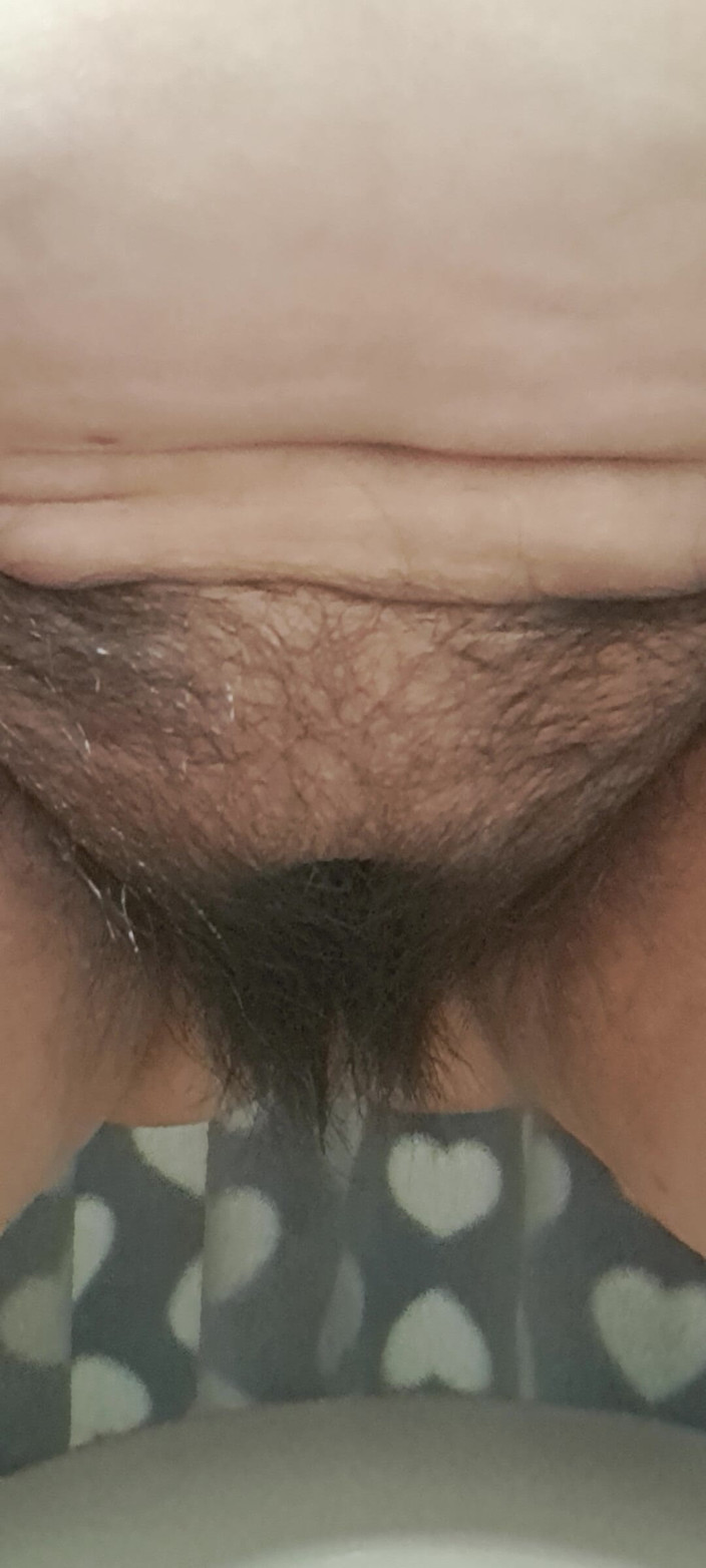Mommy big hairy pussy: I gocciola le urine sulla sua figa peli