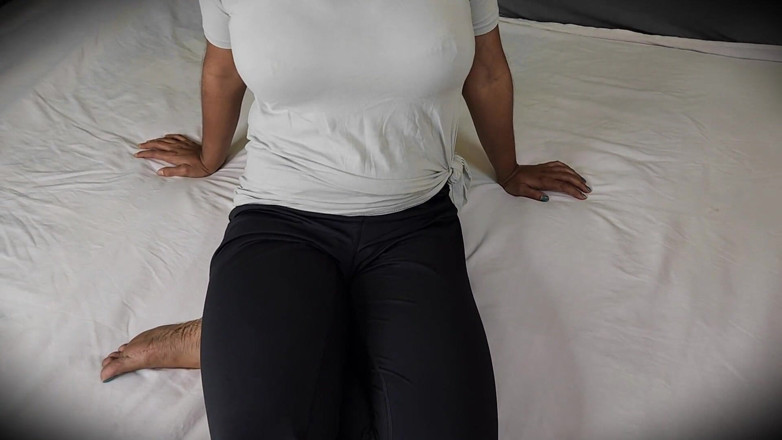 Riya Bonguus: Madrastra milf dice - fóllame en silencio o tu papá nos...