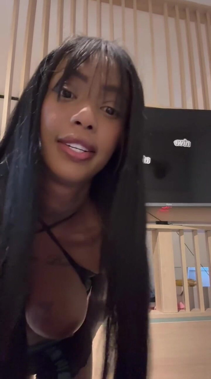 Mirellaoficialx: Stout meisje dat de grootte van de siliconen laat zien