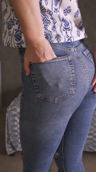 MILF putih berpantat besar mengusik pantat sempurna dalam seluar jeans biru ketat