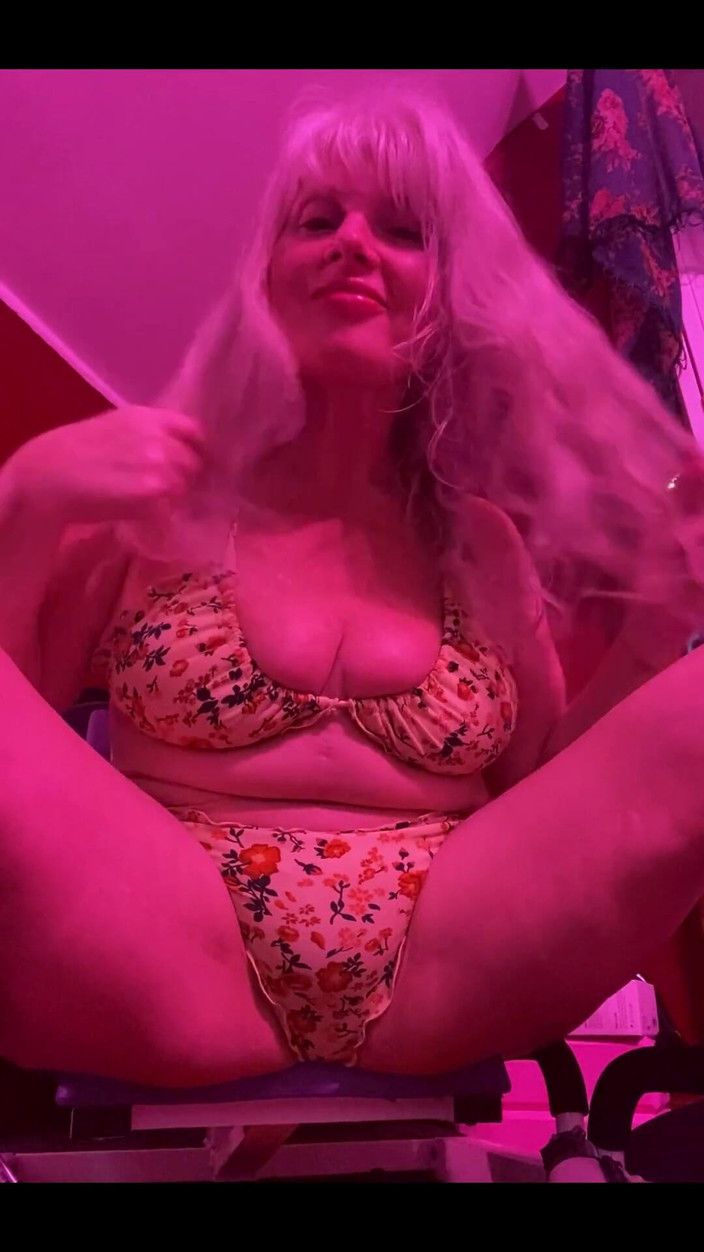 PaintedRose: 5 minute de antrenament cu cur și bikini