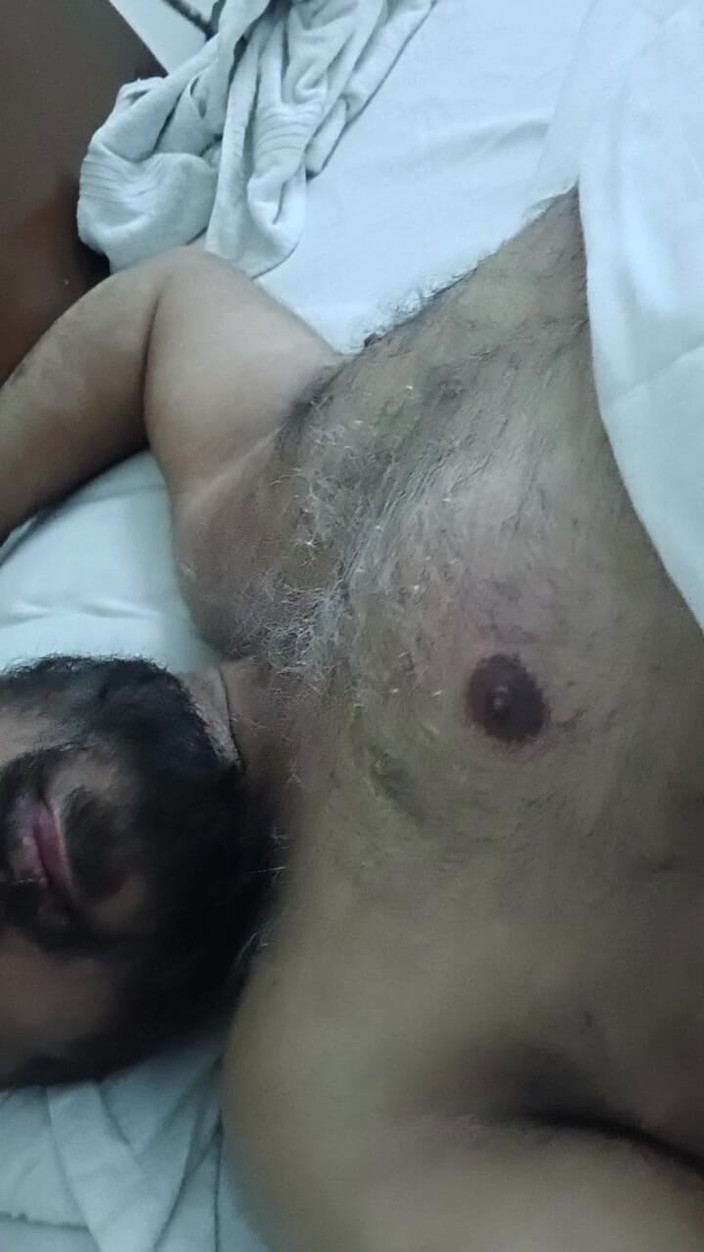 Daddy Dude: インドのパパがベッドに横たわり、あなたのためにからかい、ポーズをとっている