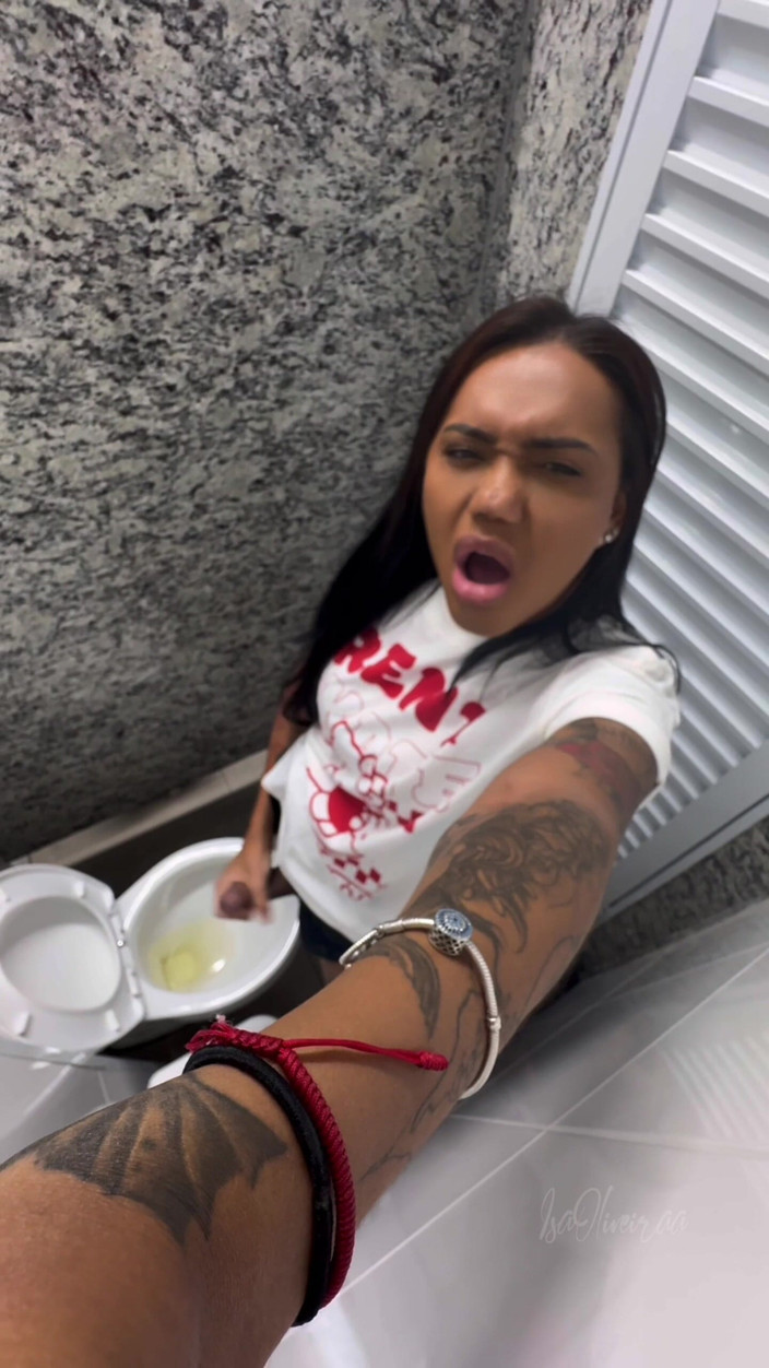 Isa Oliveira: 公衆トイレでの射精写真とまとめ