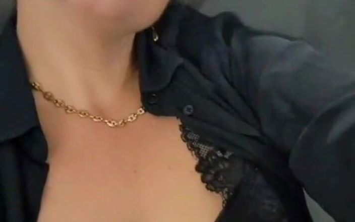 Fia studio: Une MILF vêtue de bas sexy et lingerio - courte vidéo