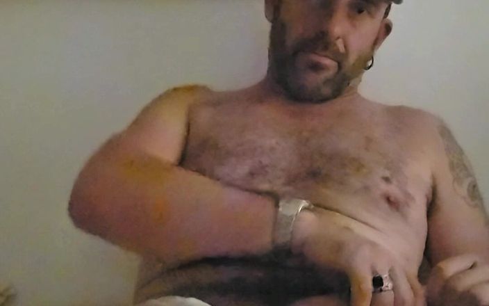 Twoblokes: Bruce si hraje sám se sebou, zatímco Jack se stará...