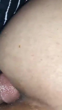 Anale scopata buco del culo stretto quando la matrigna è rimasta bloccata sotto il letto durante la pulizia