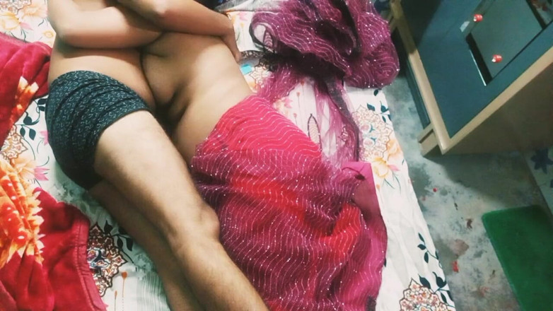 Manjushukla: Bellissima Indiana india in Sari di colore rosso.
